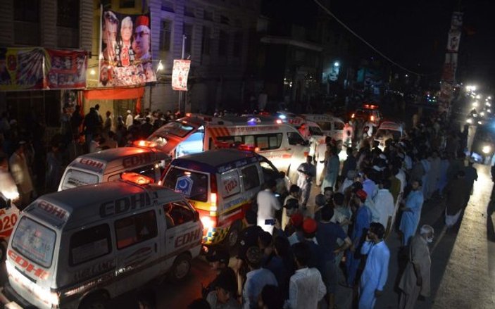 Pakistan'da bombalı saldırı: Vekil adayı ve 11 kişi öldü