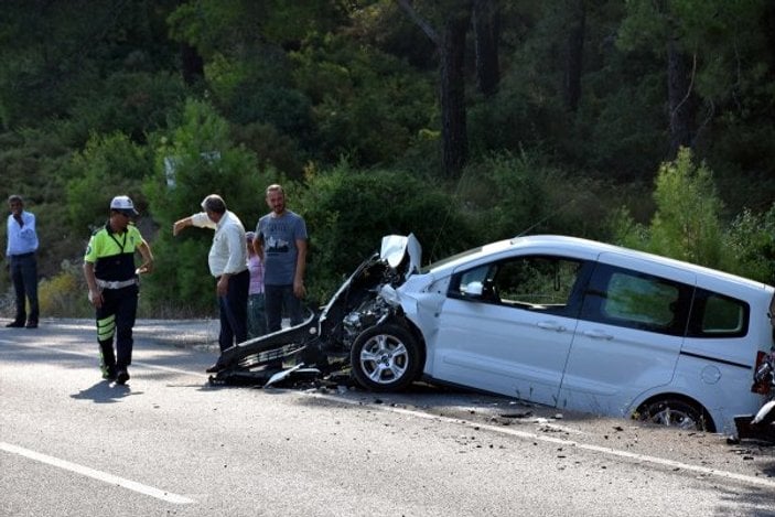 Otomobil, radar aracına çarptı: 4 yaralı