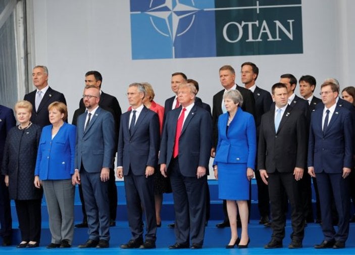 NATO zirvesinde Merkel ile May pişti oldu