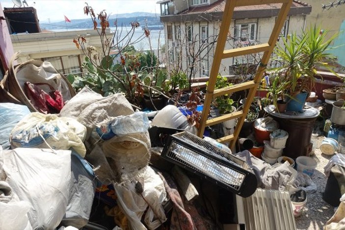 Cihangir'de deniz manzaralı çöp ev