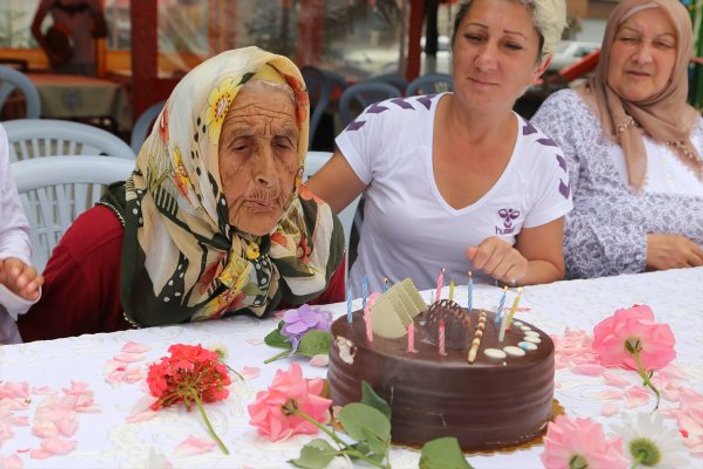 100'üncü yaşını pasta keserek kutladı