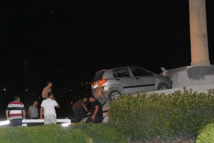 İzmir'de kaza sonrası gaza basan sürücü anıta çıktı