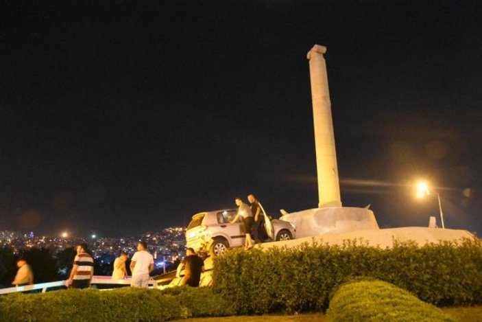 İzmir'de kaza sonrası gaza basan sürücü anıta çıktı