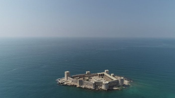 Denizin ortasındaki 2 bin 400 yıllık kale