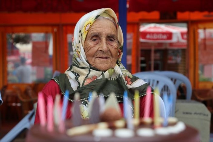 100'üncü yaşını pasta keserek kutladı