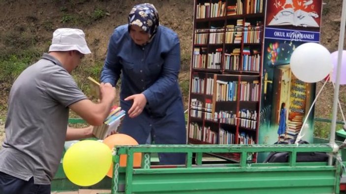 Köy çocuklarına kitap taşıyorlar