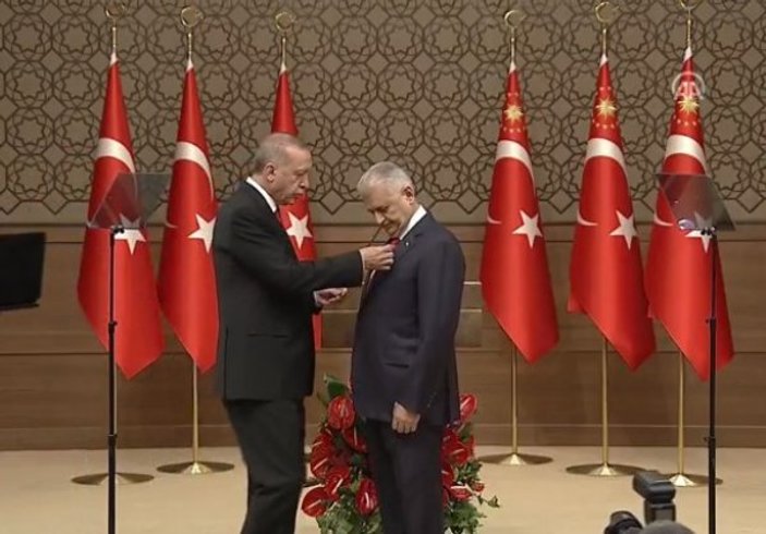 Başkan Erdoğan Binali Yıldırım'a şeref madalyası verdi