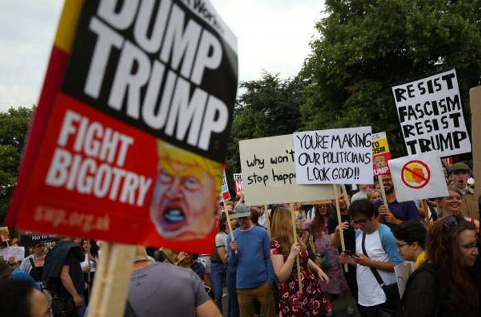 Trump ilk kez gittiği İngiltere'de protesto edildi