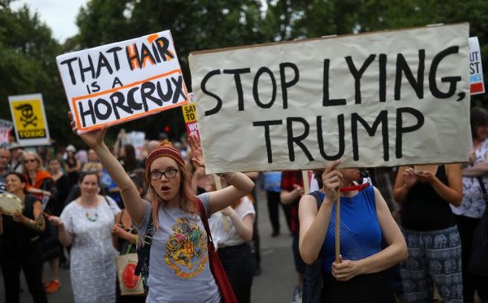 Trump ilk kez gittiği İngiltere'de protesto edildi