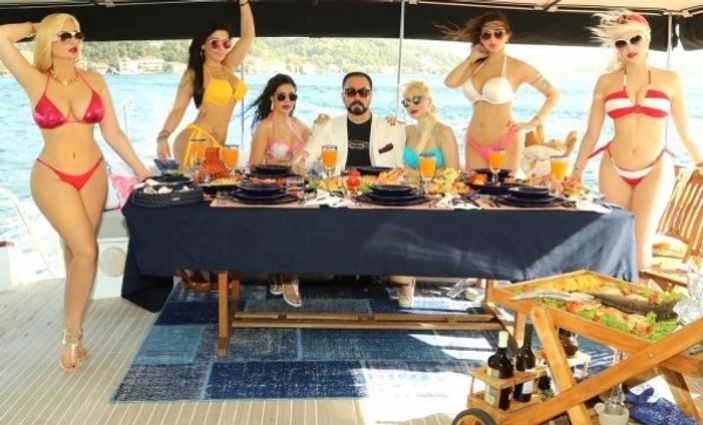 Adnan Oktar'ın 98 ekranlı kamera odası