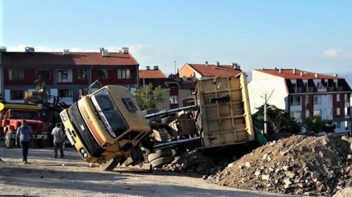 Eskişehir'de hafriyat kamyonu yan yattı