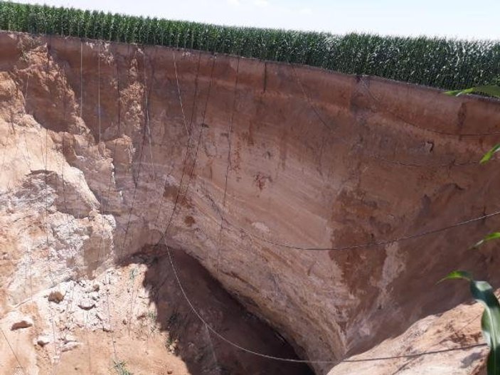 Mısır tarlasında 50 metrelik obruk