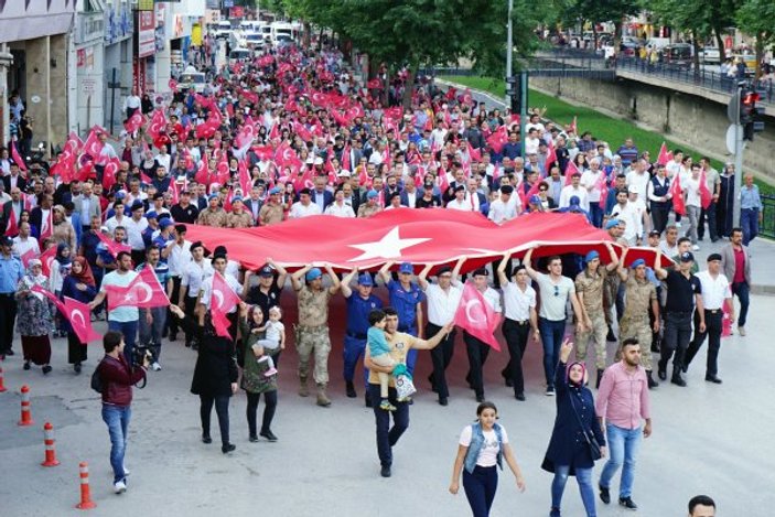 Asker, polis ve vatandaş el ele Türk bayrağını taşıdı