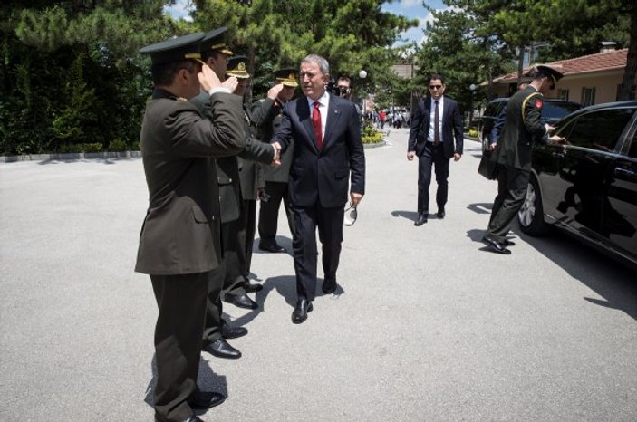 Milli Savunma Bakanı Akar şehitlerin mezarını ziyaret etti