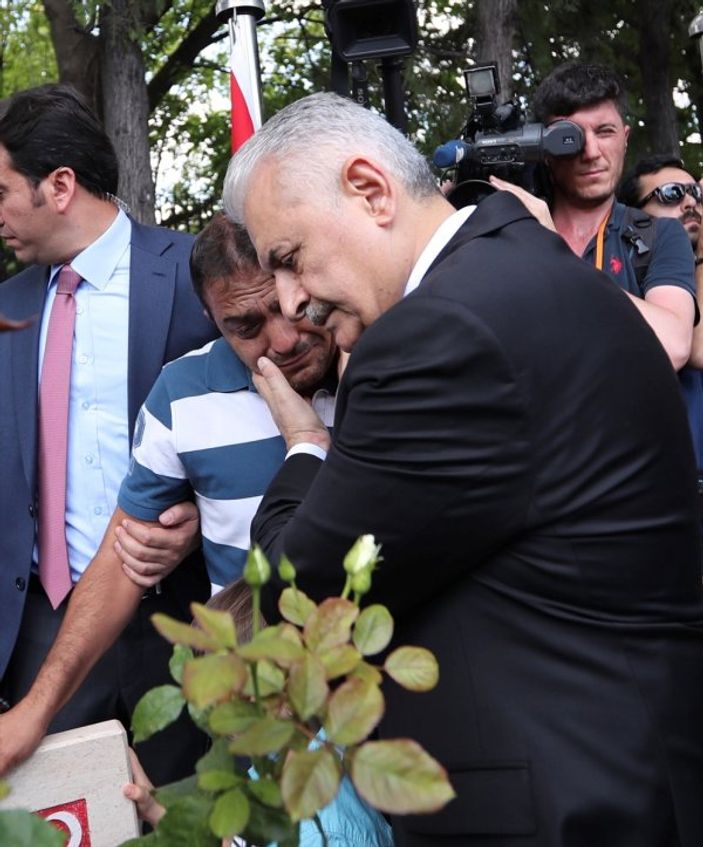 TBMM Başkanı Yıldırım Karşıyaka Şehitliği'ne gitti