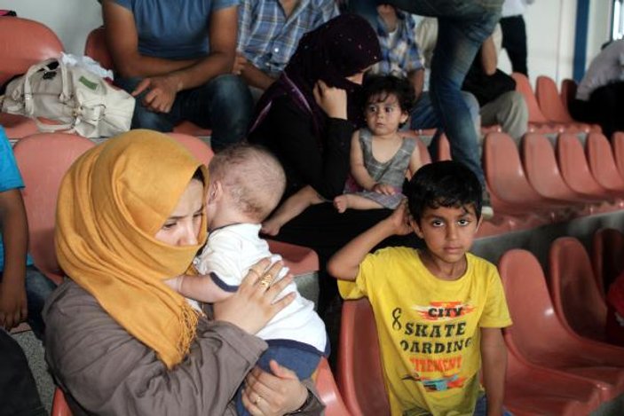 Tekneleri su alan 149 kaçak Suriyeli koyda mahsur kaldı