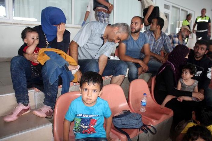 Tekneleri su alan 149 kaçak Suriyeli koyda mahsur kaldı