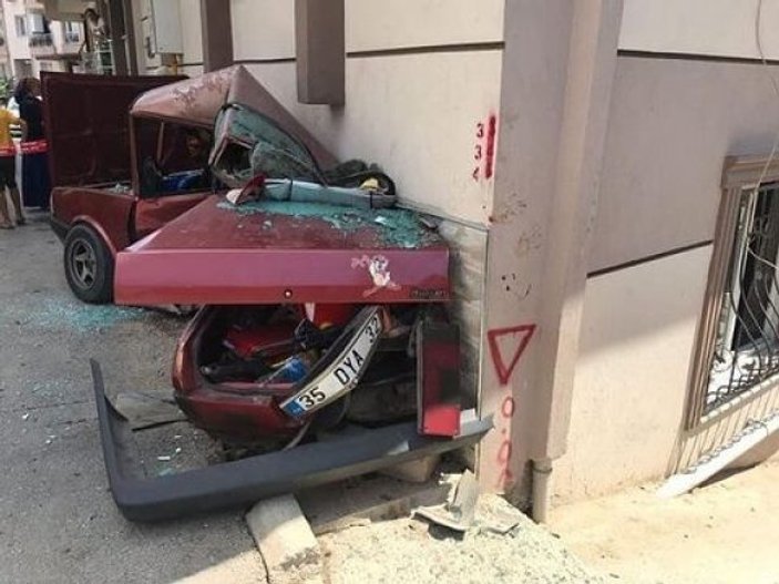 İzmir'de otomobil eve daldı