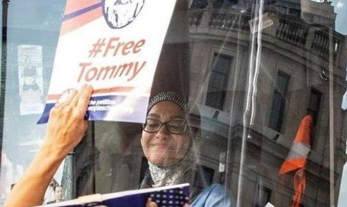 Londra'da başörtülü kadın şoförün otobüsünü kuşattılar
