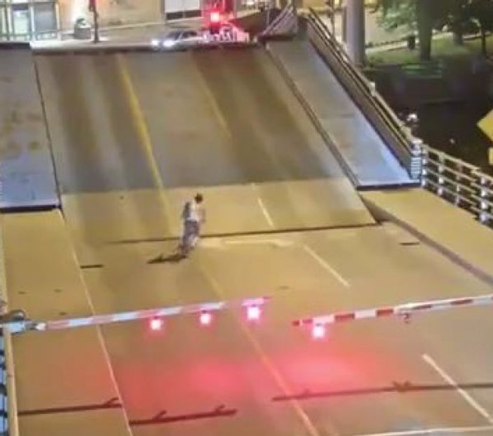Bisikletiyle açılır kapanır köprüde sıkışan kadın