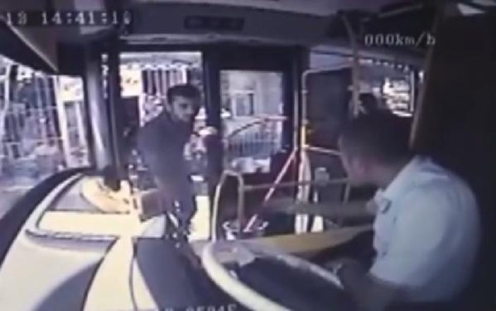 Otobüs şoförüne döner bıçağıyla saldırı anı kamerada