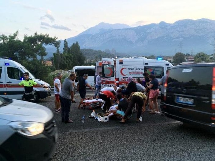Antalya'da Letonyalı aile trafik kazası geçirdi
