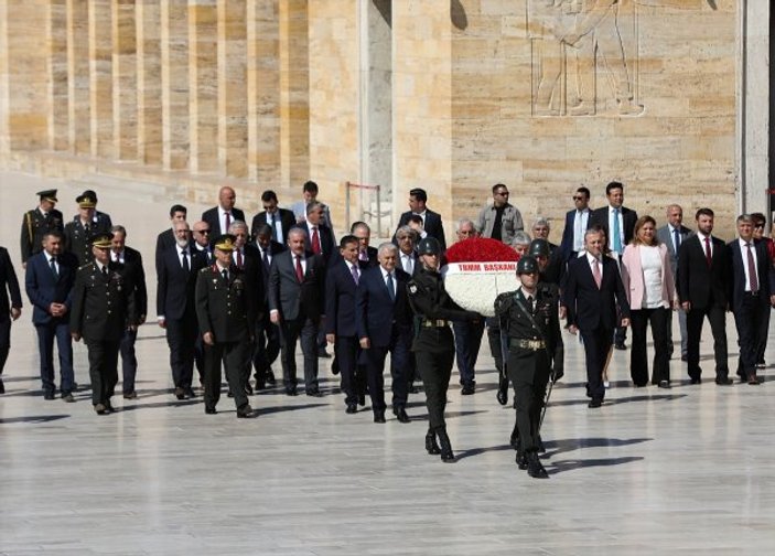 Meclis Başkanı Yıldırım Anıtkabir'i ziyaret etti