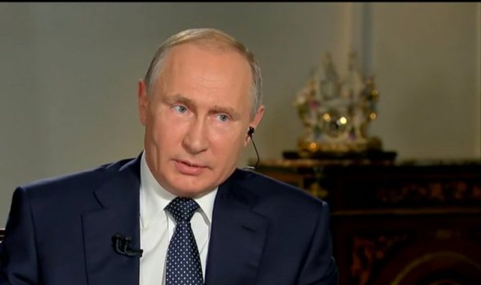 Putin Fox News'ta kendisine uzatılan kağıdı almadı