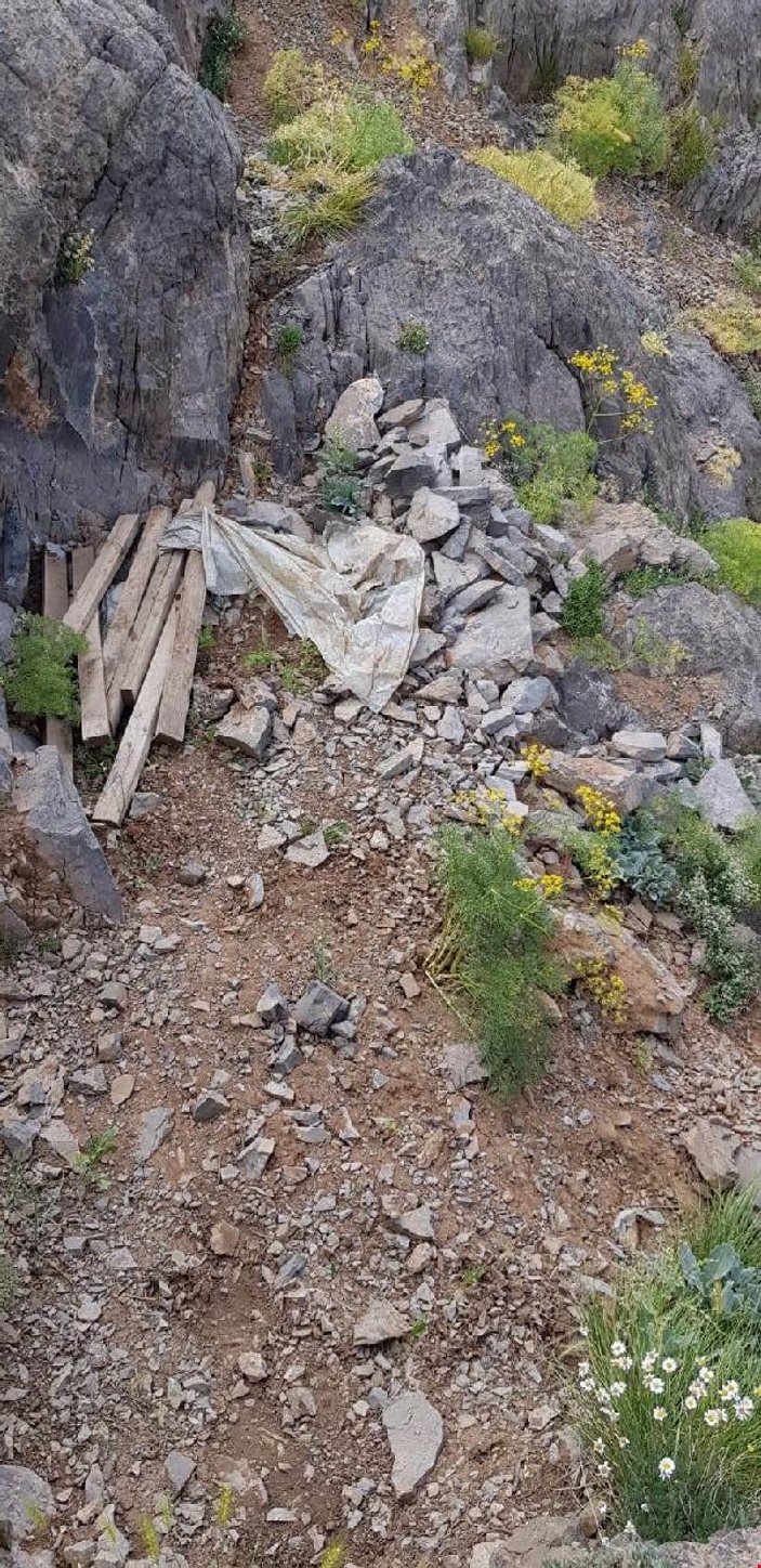 Hakkari'de PKK sığınağından çıkan malzemeler