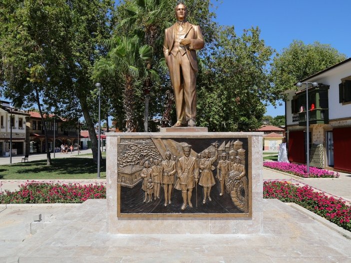 CHP'li belediyeden Side'ye rölyefli Atatürk heykeli