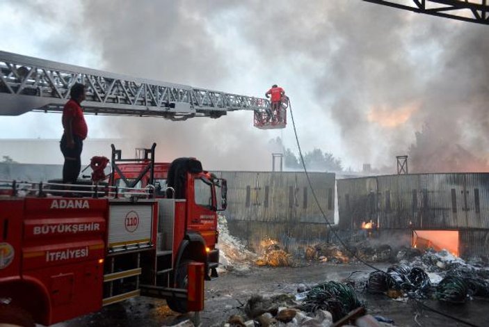 Adana'da plastik geri dönüşüm fabrikasında yangın