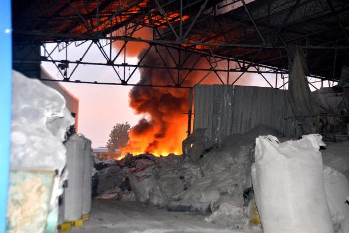 Adana'da plastik geri dönüşüm fabrikasında yangın