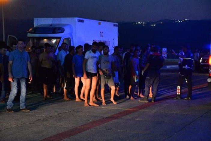 Batan tekneden kurtarılan göçmenler Mersin'de
