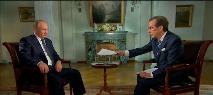 Putin Fox News'ta kendisine uzatılan kağıdı almadı