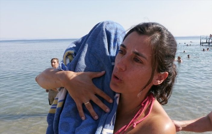 Boğulma tehlikesi geçiren çocuğa plajda doktor müdahalesi