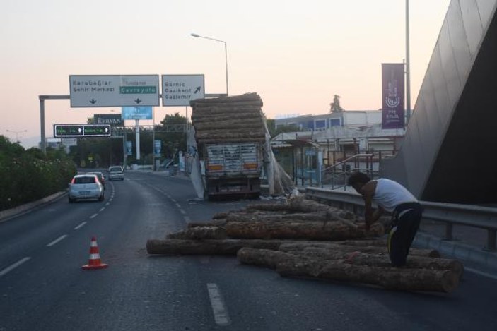 İzmir'de tır üst geçide çarptı, tomruklar yola savruldu