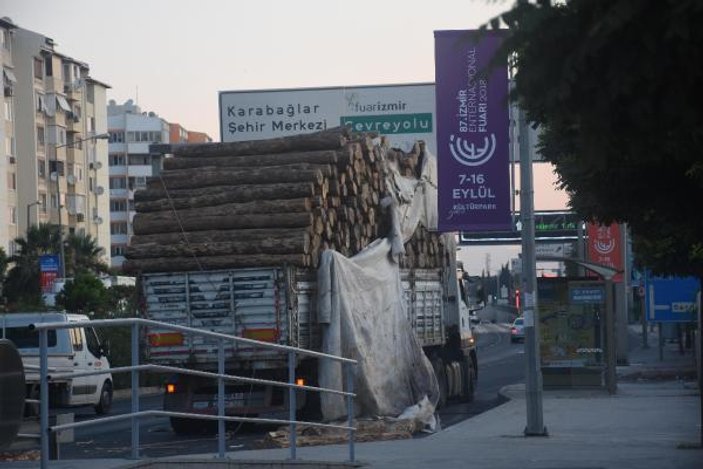 İzmir'de tır üst geçide çarptı, tomruklar yola savruldu