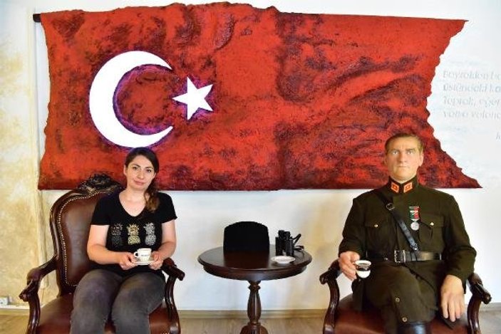 İzmir'de Atatürk'ün hiperreal heykeli