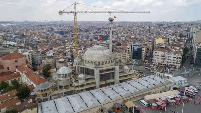 Taksim Camii'nin minaresi hızla yükseliyor
