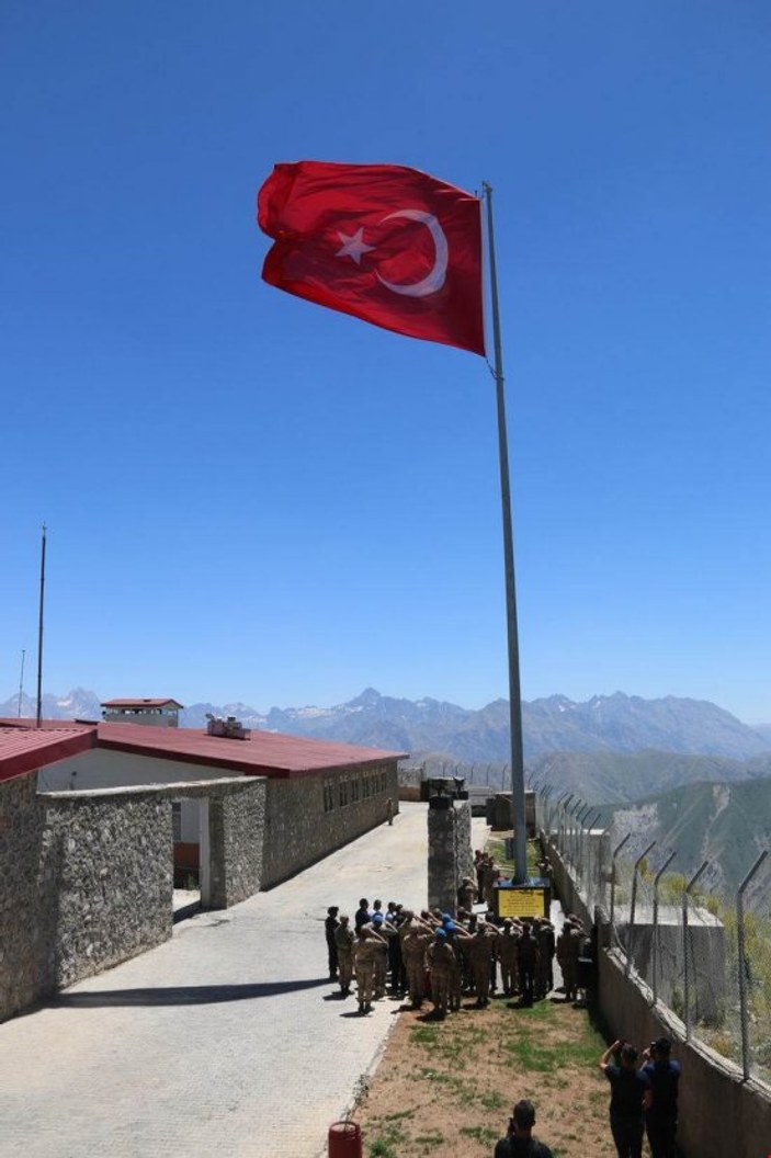Hakkari'de karakola dev Türk bayrağı