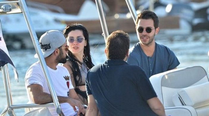 Hakan Sabancı kızlarla tatilde görüntülendi