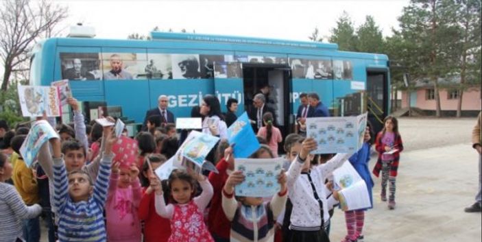 a Gezici Kütüphane çocuklar İçin köy yollarında