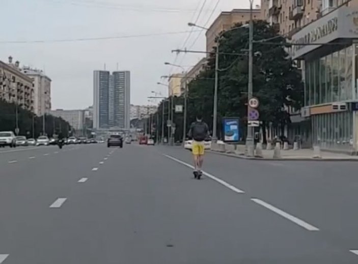 Rusya'da scooter ile 80 km hız yapan adam