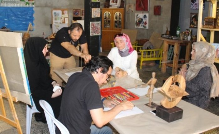 Sivaslı sanatçıdan, Balatlı çocuklara resim dersi