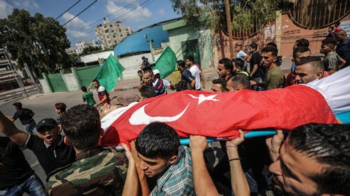 Filistinli şehidin naaşının üzerine Türk bayrağı örtüldü