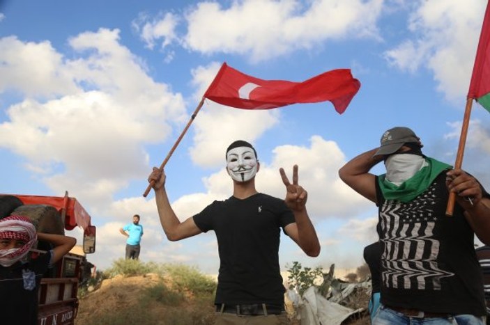 Filistinli şehidin naaşının üzerine Türk bayrağı örtüldü