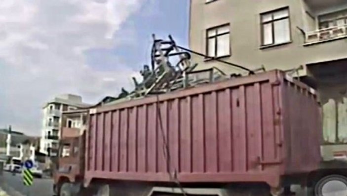 Elektrik kablolarına takılan kamyon direği devirdi