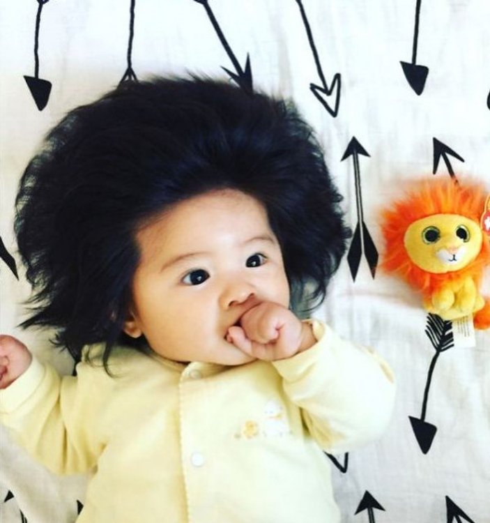Saçlarıyla fenomen olan Japon bebek