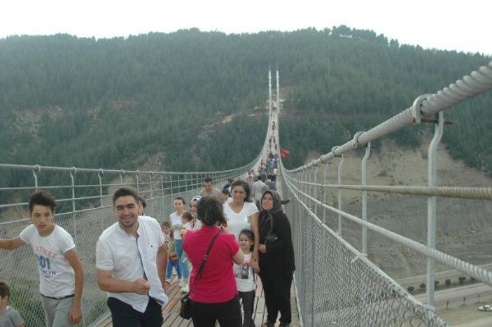 Keresteci başkan ve belediye işçileri köprü yaptı