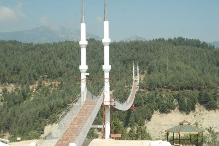 Keresteci başkan ve belediye işçileri köprü yaptı